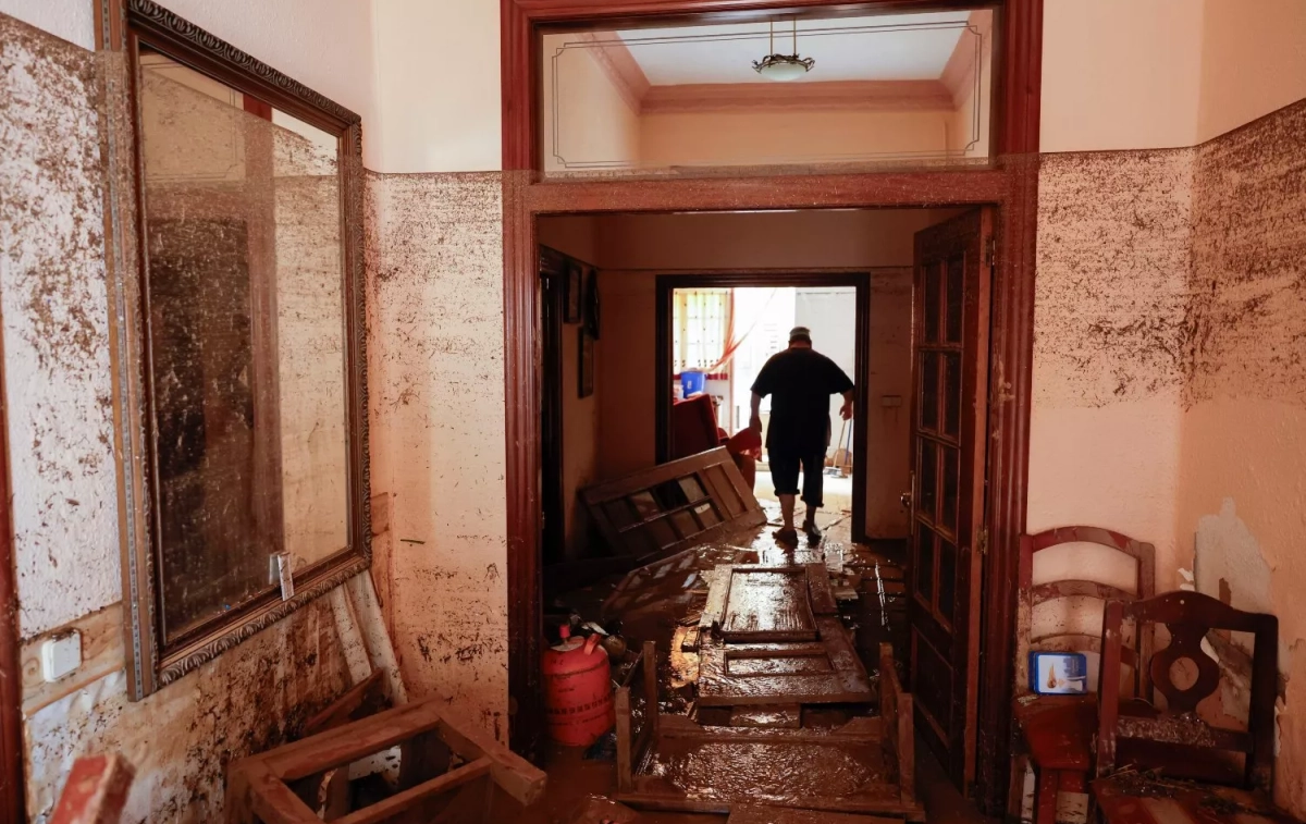 Vista de los daños causados en el interior de una casa por las inundaciones en la localidad de Paipo