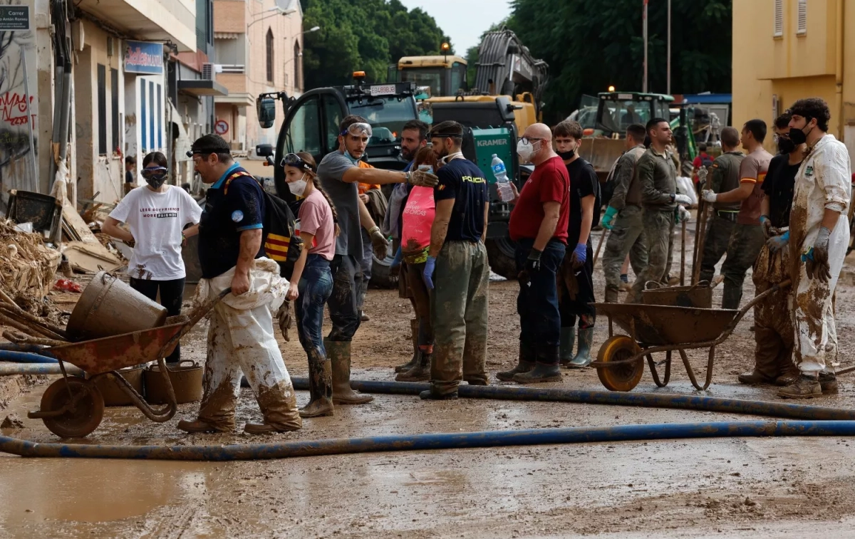 Voluntarios trabajan en la limpieza de las calles de Alfafar (Valencia)   Chema Moya   EFE