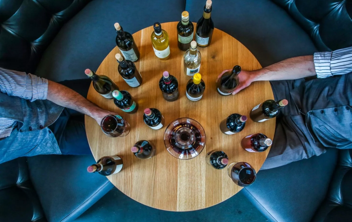 Distintos vinos en una mesa / UNSPLASH