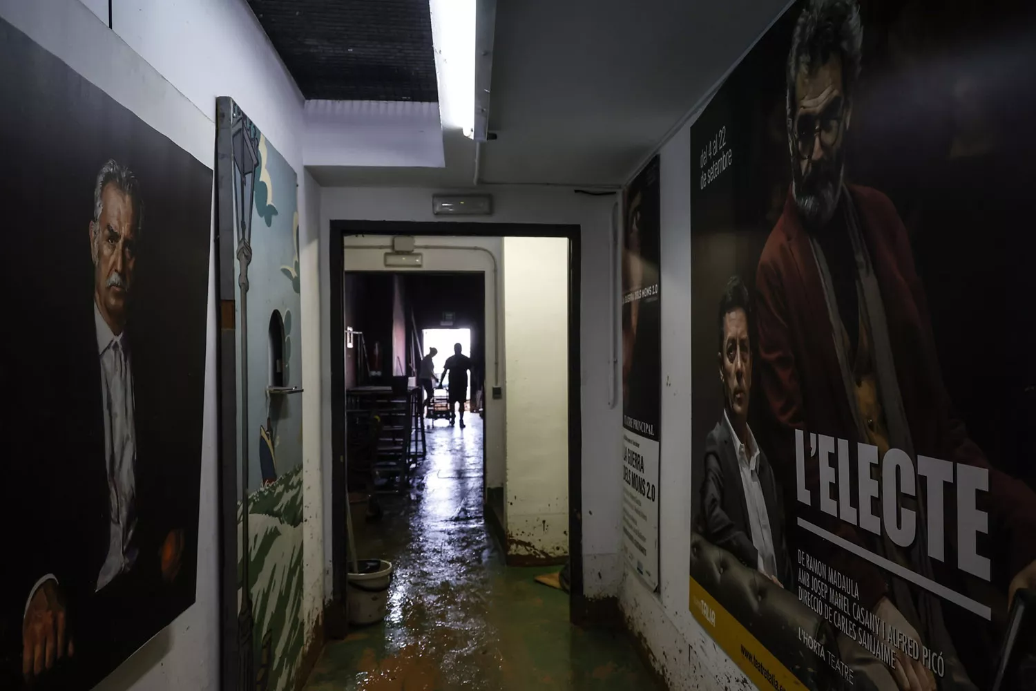 Varias personas ayudan a limpiar los estragos ocasionados por la DANA en el Teatro de L’Horta, en Castellar, Valencia / ROBER SOLSONA - EP