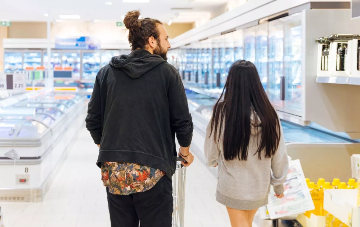 Una pareja en un supermercado / FREEPIK