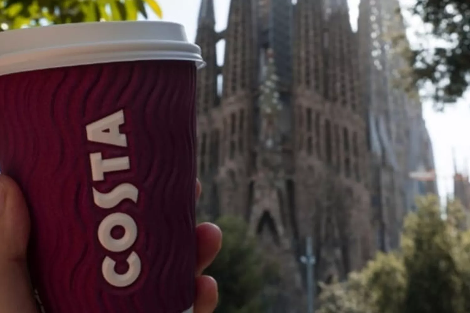 Un vaso de Costa Coffee con la Sagrada Familia al fondo / FACEBOOK