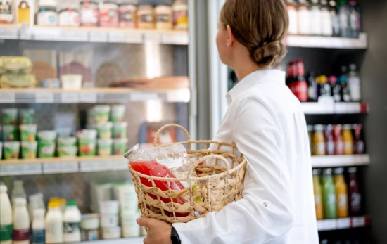 Una persona en un comercio / FREEPIK