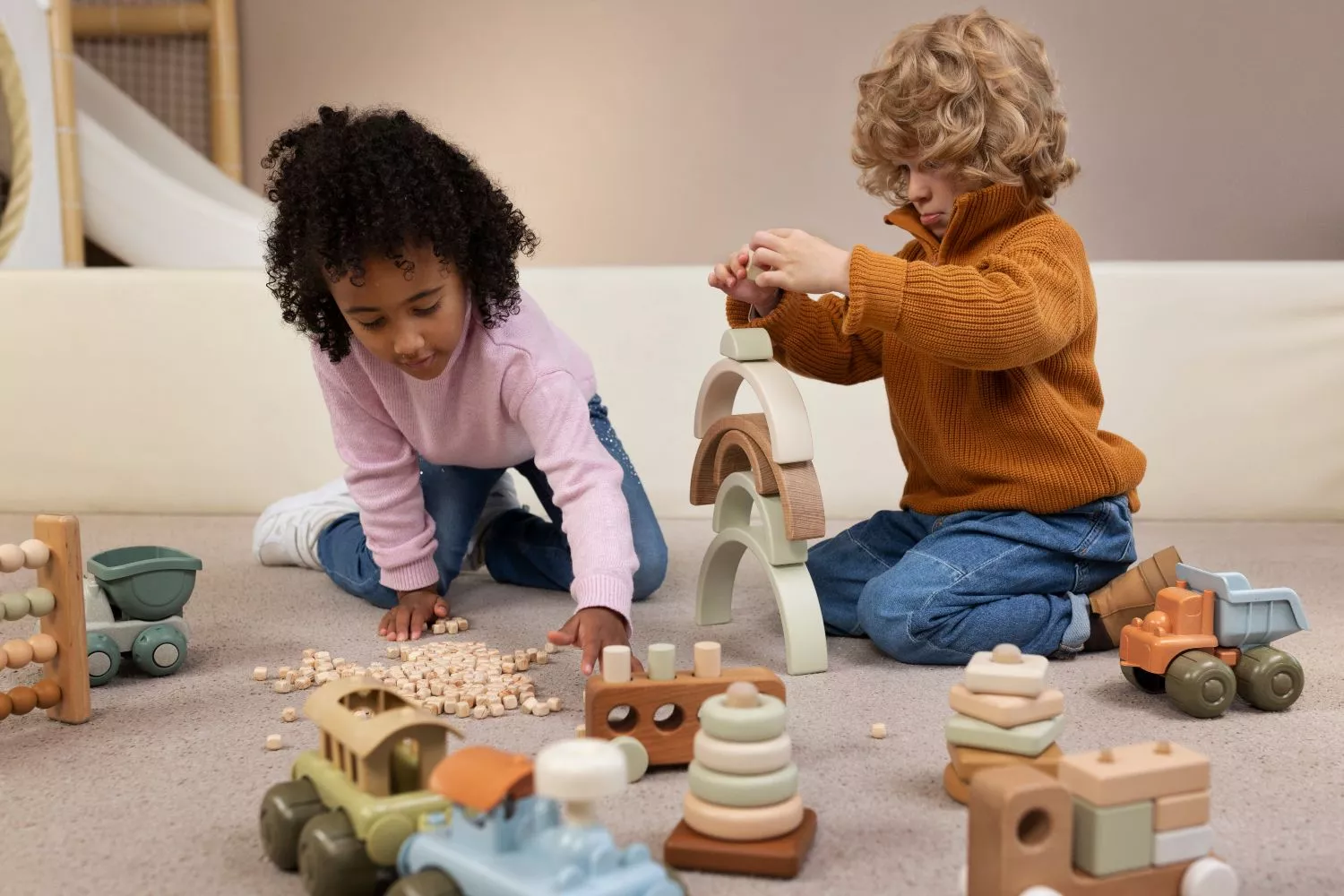 Dos niños con juguetes similares a los de Aldi / FREEPIK