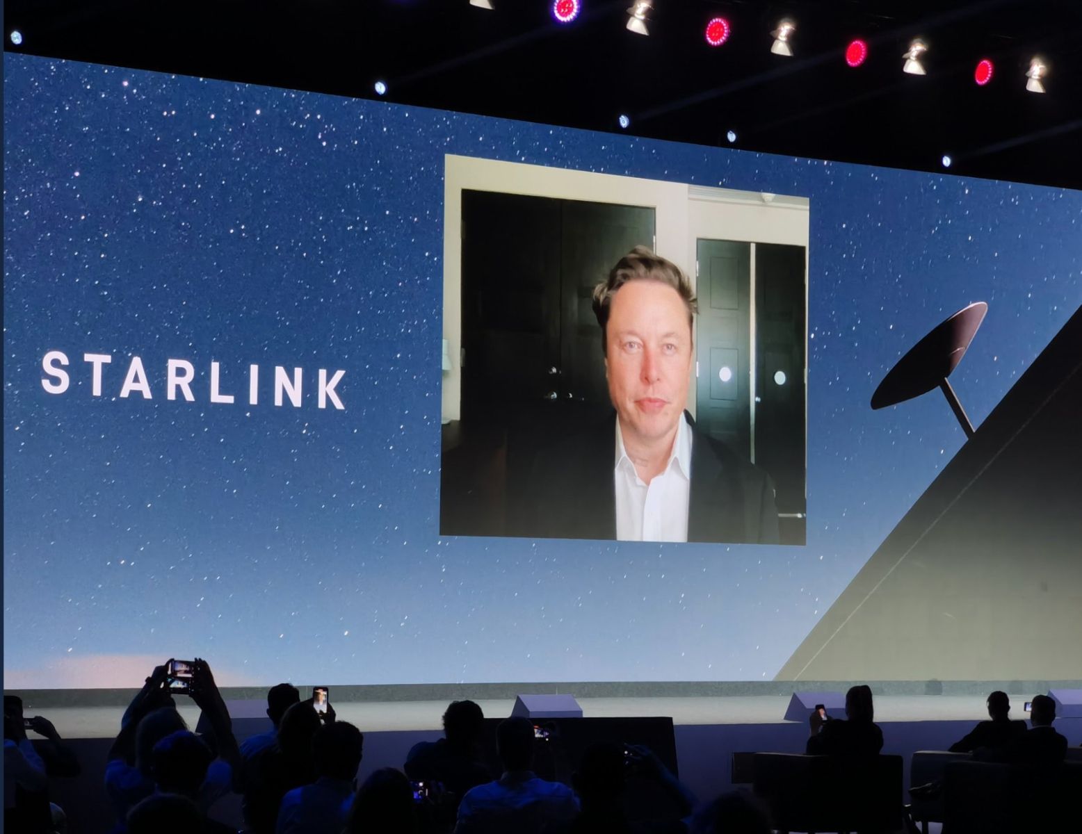 Elon Musk en una conferencia sobre Starlink  / CG