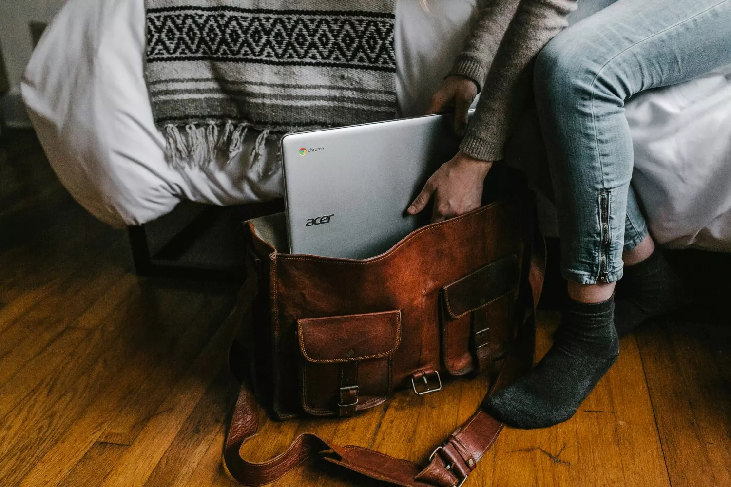 Una persona que acaba de pedir una excendencia laboral guarda su ordenador / UNSPLASH