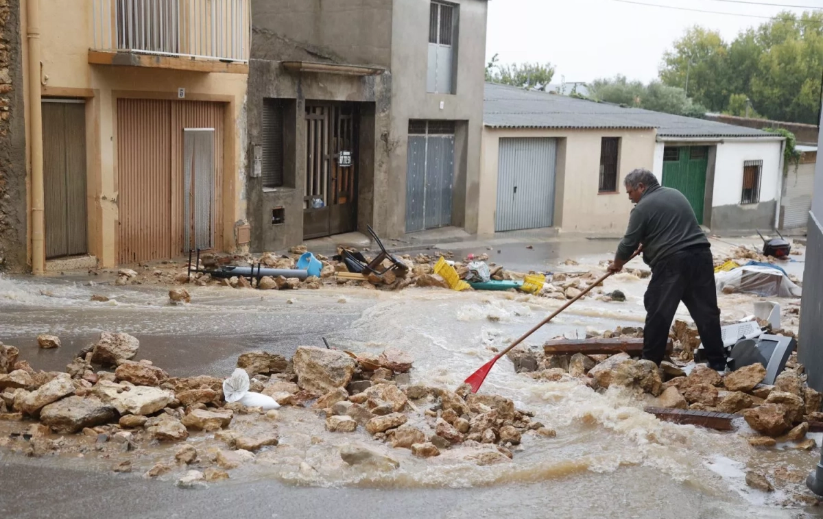 Un hombre recoge escombros tras el temporal / EUROPA PRESS - CARME RIPOLLÉS