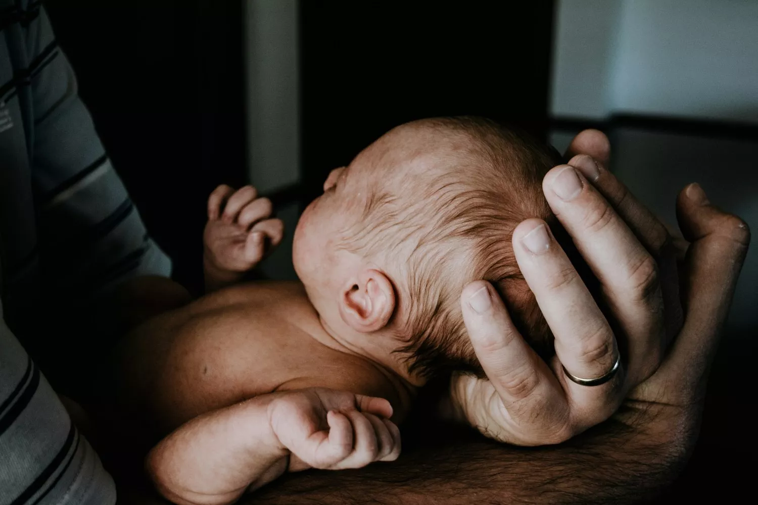 Un bebé es cuidado por sus padres gracias a los permisos de maternidad y paternida / UNSPLASH