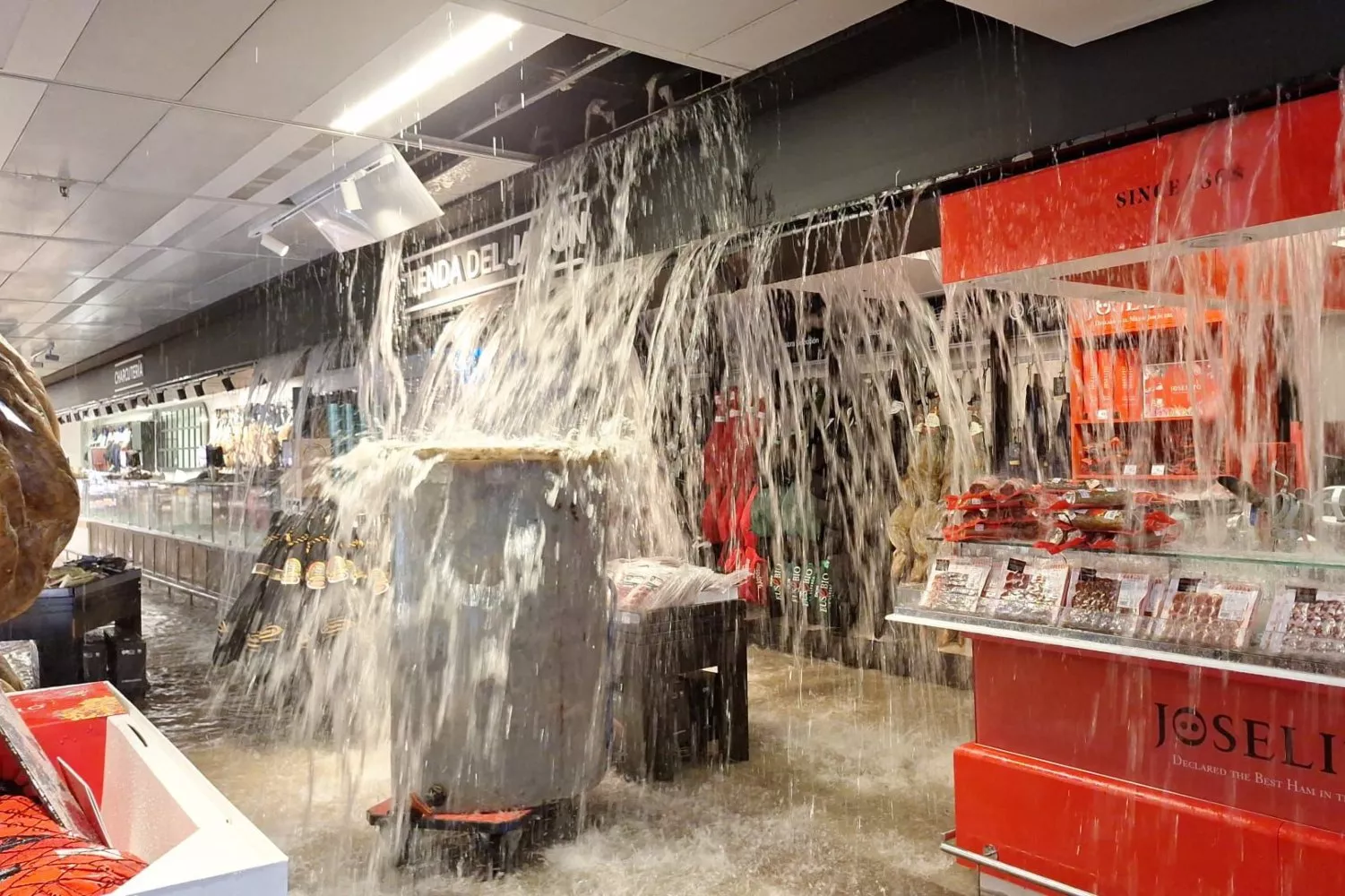 Las fuertes lluvias inundan El Corte Inglés de Málaga / X