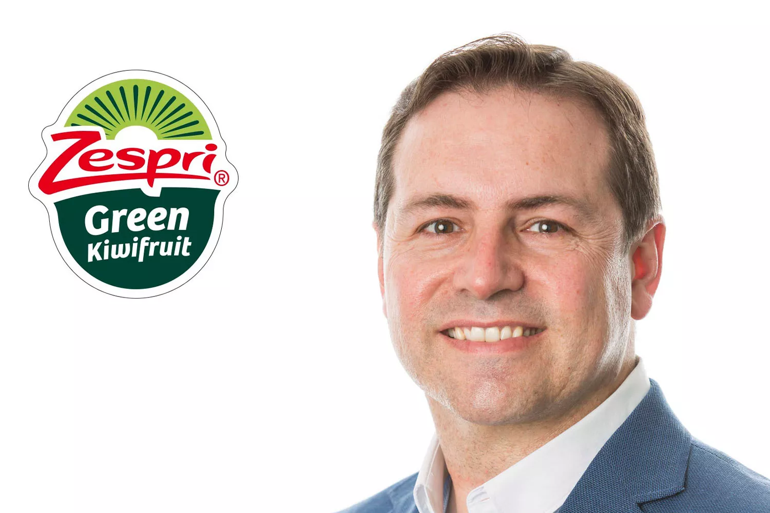 Enrique Guio, director de negocio de Zespri en España, junto al logo de la empresa / CONSUMIDOR GLOBAL