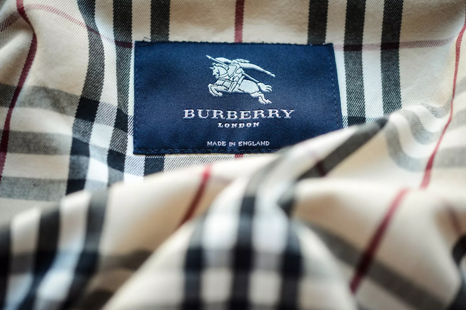 El logo de Burberry en una prenda / DAVID WOLFGANG - DPA