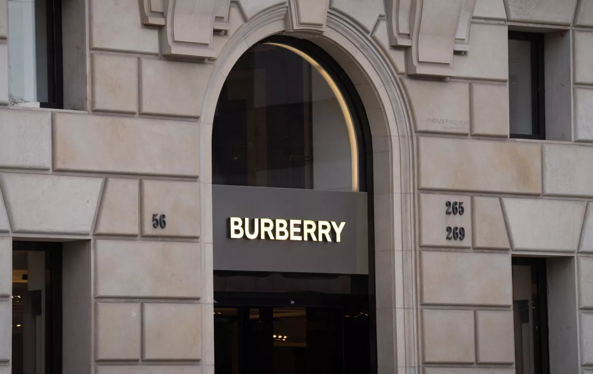 La tienda Burberry de Paseo de Gracia (Barcelona) / DAVID ZORRAKINO - EP