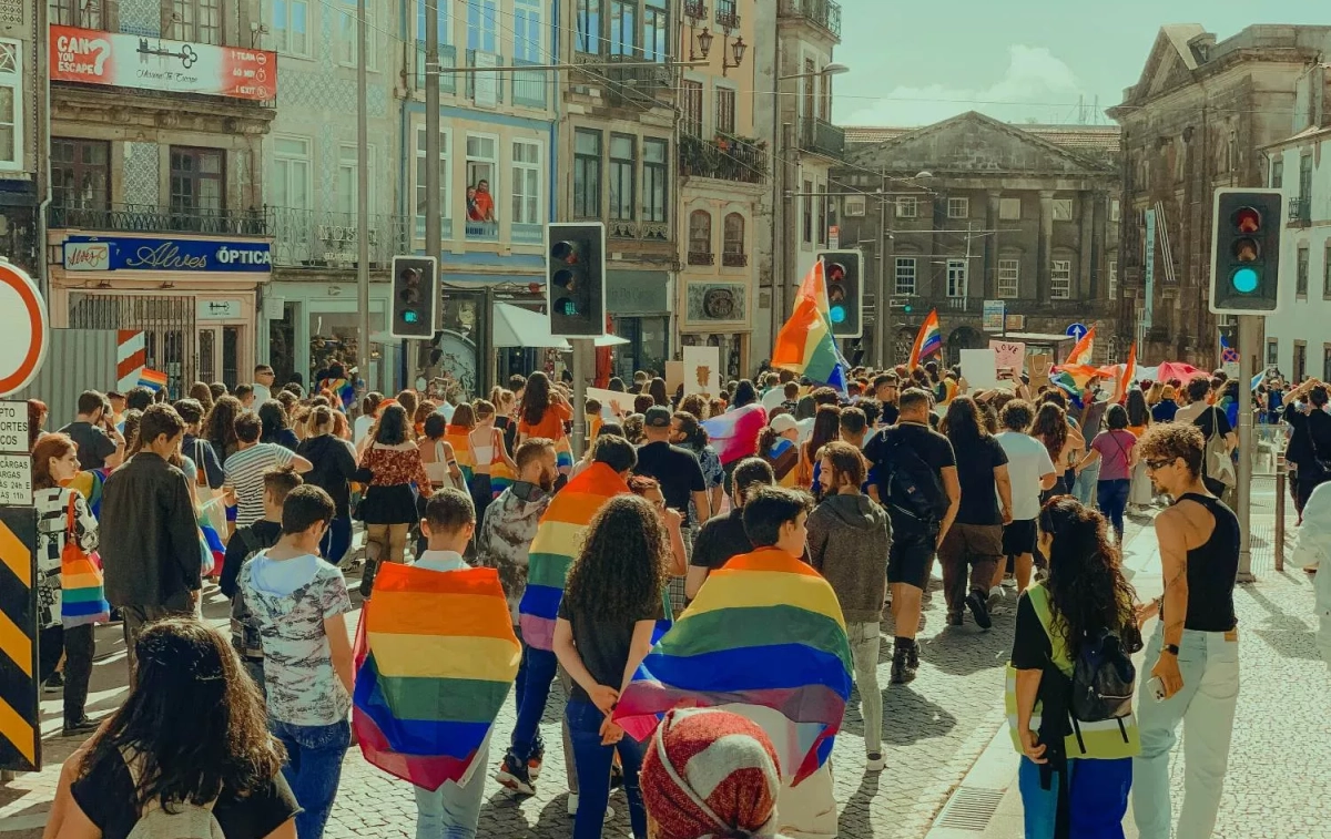 Varias personas acuden a una manifestación con la bandera LGTB / UNSPLASH