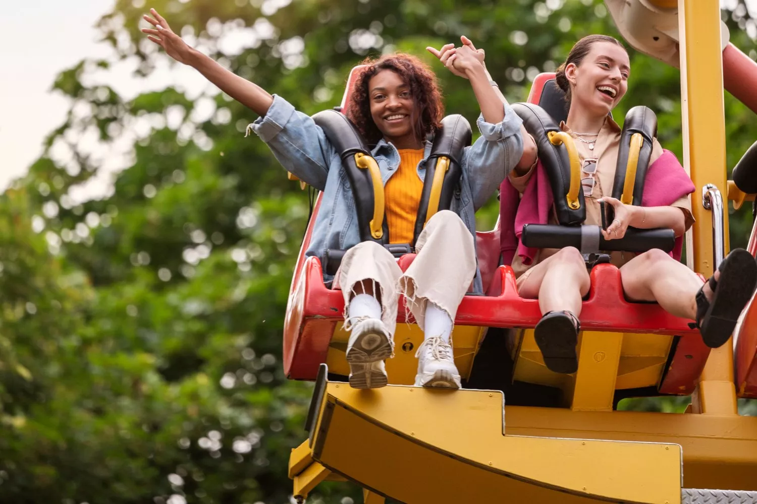 Dos personas en un parque de atracciones similar al del Real Madrid / FREEPIK