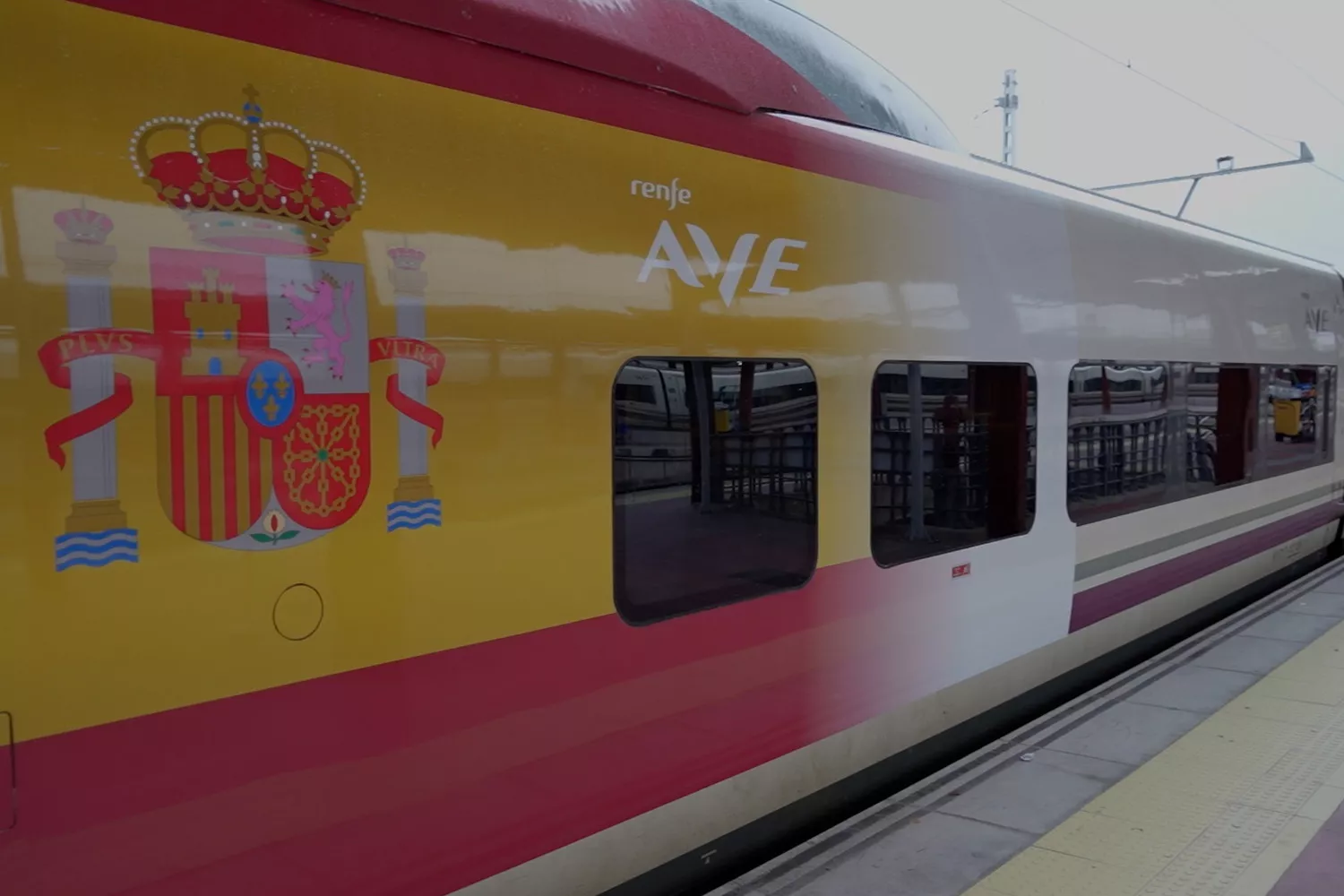 Un tren AVE decorado con la bandera de España con motivo de la Fiesta Nacional / RENFE