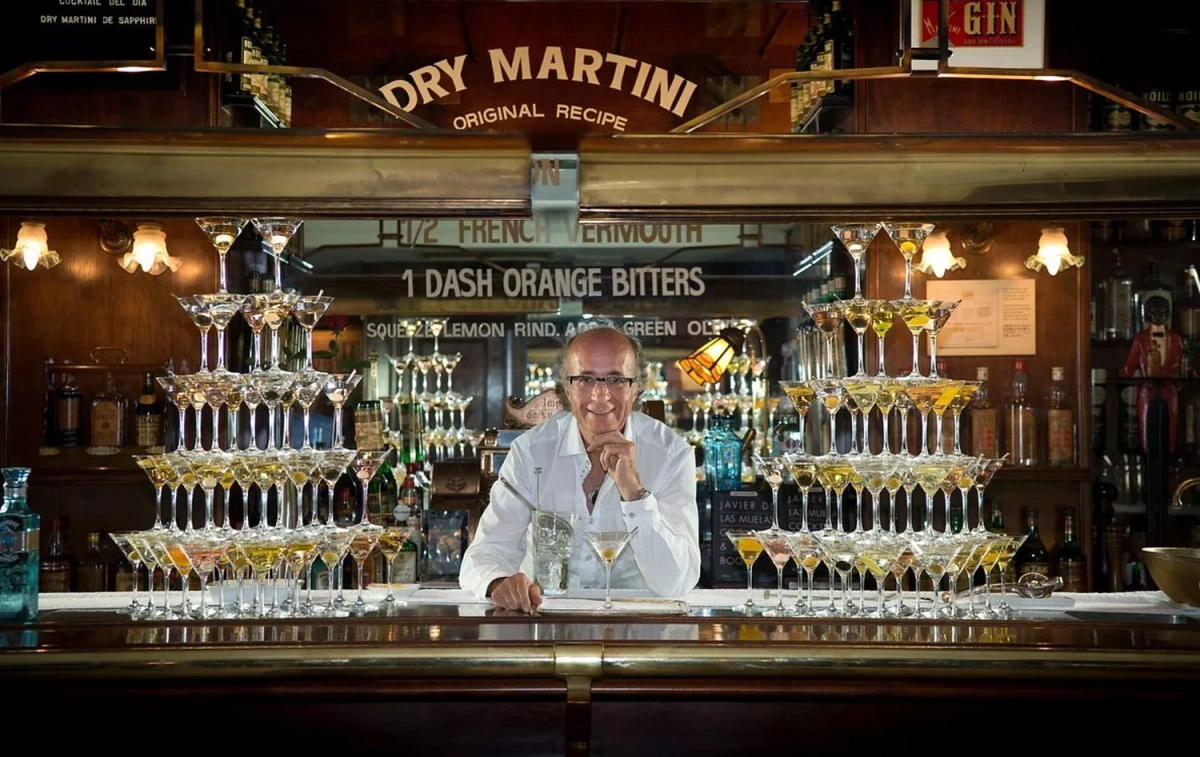 Javier de las Muelas en la barra de su coctelería Dry Martini de Barcelona / DRY MARTINI