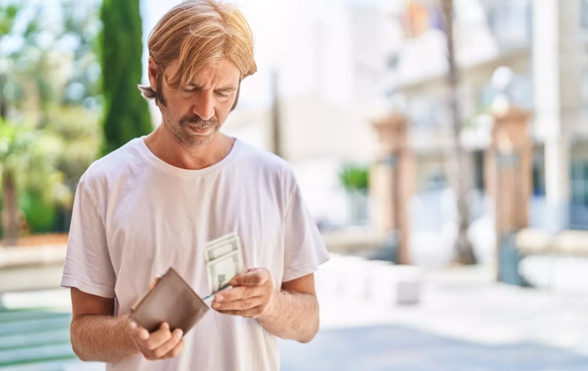 Una persona con unos billetes / FREEPIK