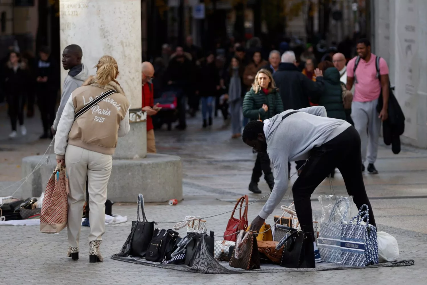 Una persona vende productos falsificados / Mariscal - EFE