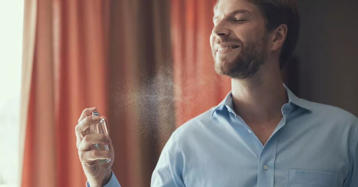 Un hombre disfrutando de su perfume | CANVA