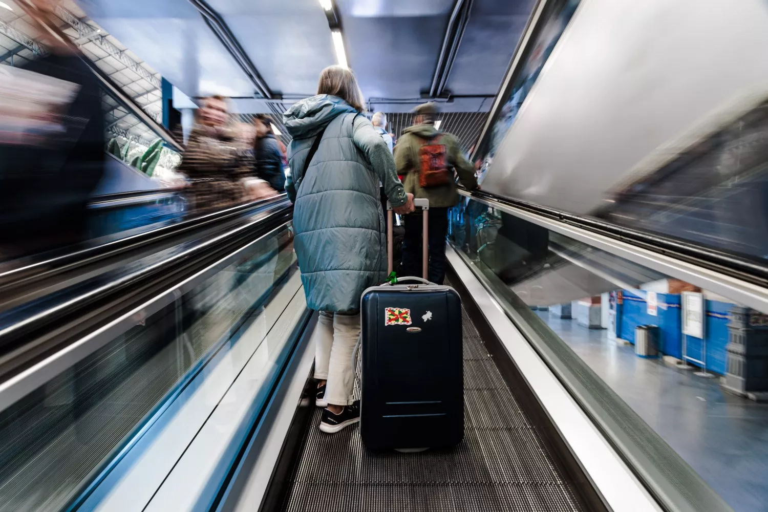 Una pasajera con su maleta en la estación de Atocha (Madrid) a punto de coger un tren de Renfe / Carlos Luján - EP