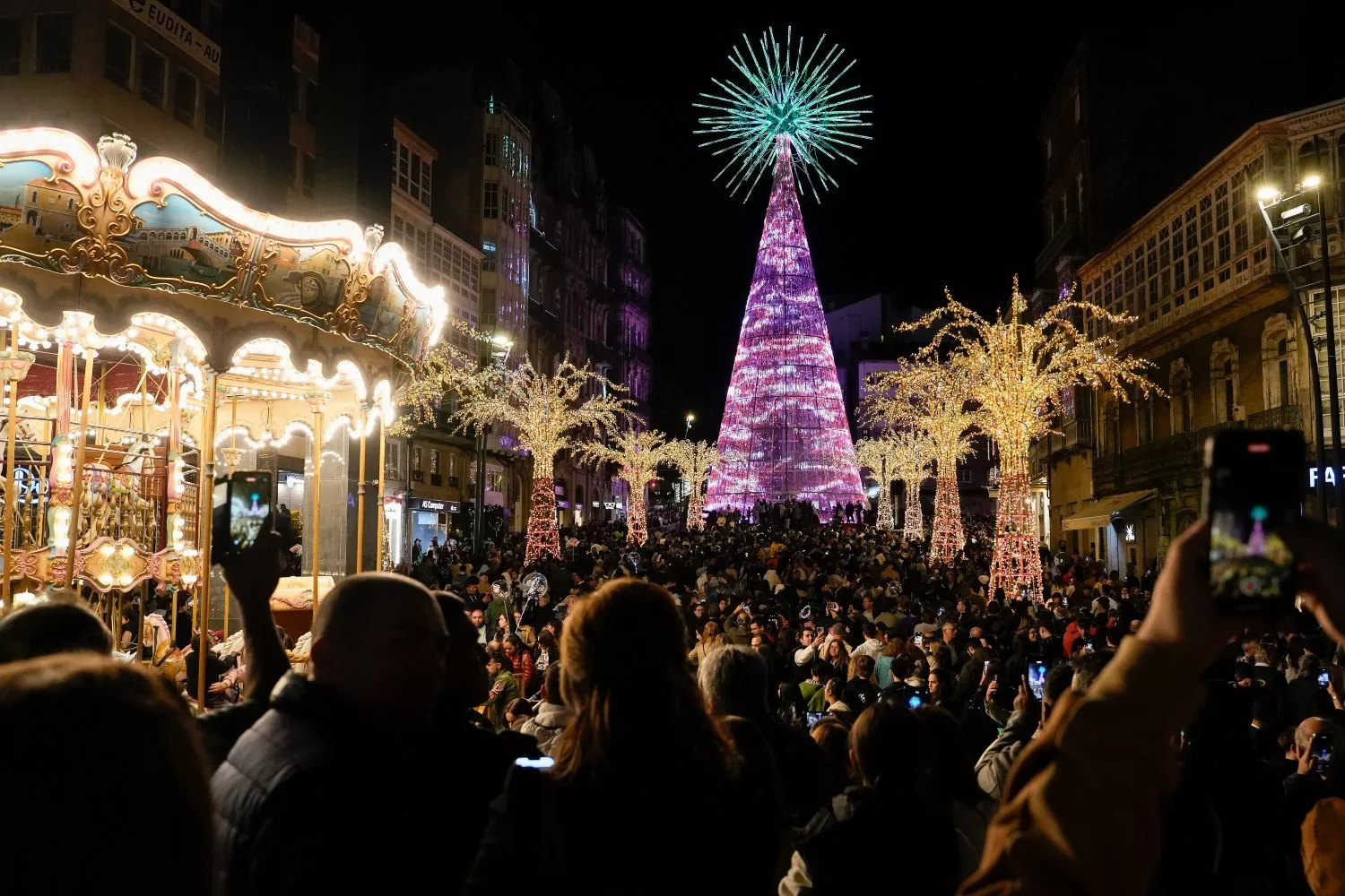 Cientos de personas asisten al encendido de las luces de Navidad en Vigo, a 16 de noviembre de 2024 / Adrián Irago - EP