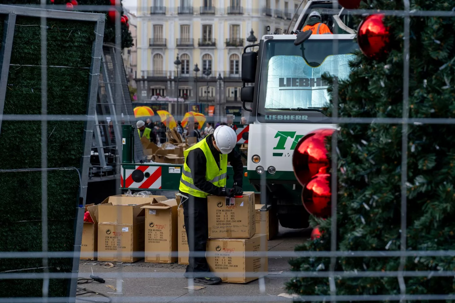 Un operario coloca la iluminación del árbol de Navidad en Madrid, en la cual repercute el precio de la luz actual / Fernando Villar - EFE