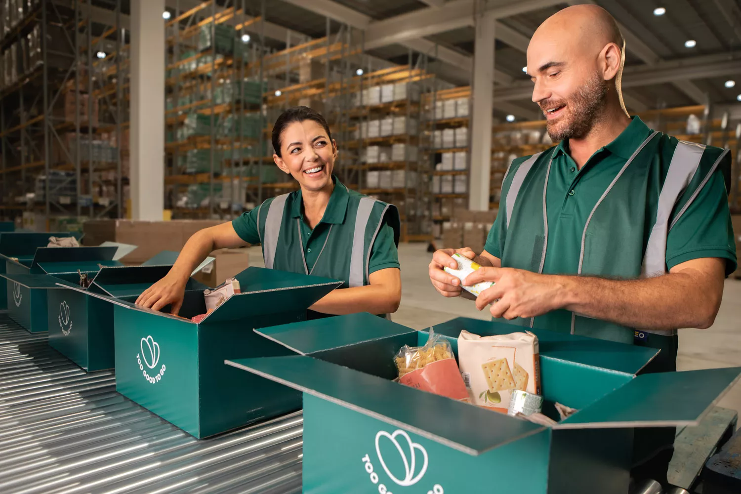 Dos trabajadores rellenan las nuevas 'Cajas Despensa' / TOO GOOD TO GO