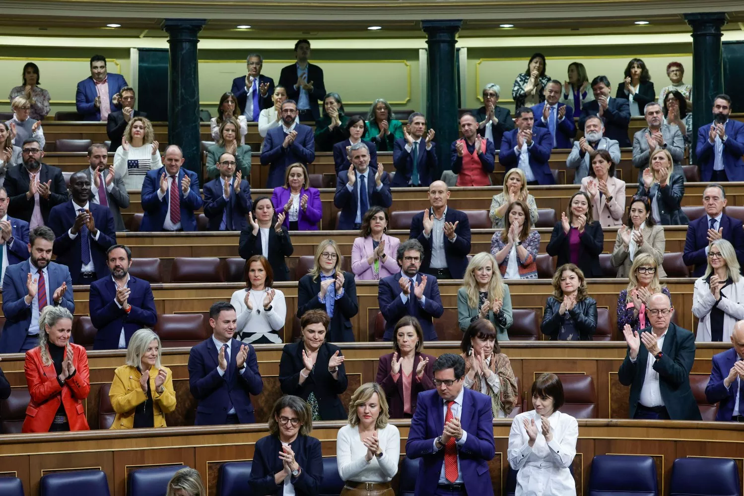 El Congreso aprueba una ley que obligará a las eléctricas a facilitar en su web cómo presentar reclamaciones / Zipi Aragón - EFE