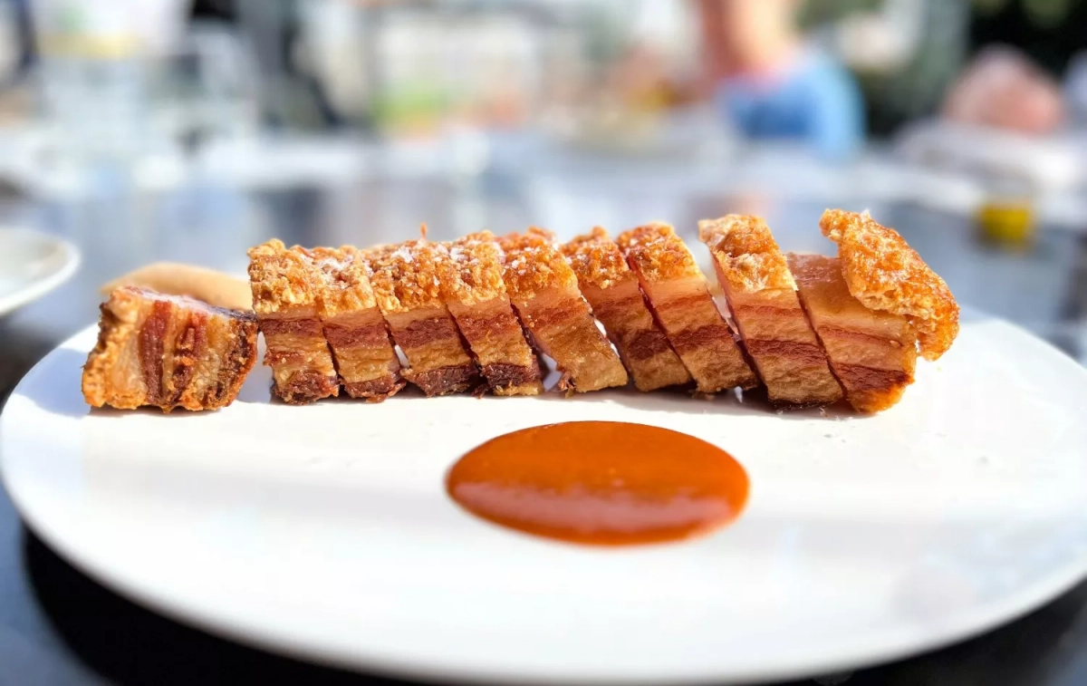 Un torrezno cortado en un plato / UNSPLASH