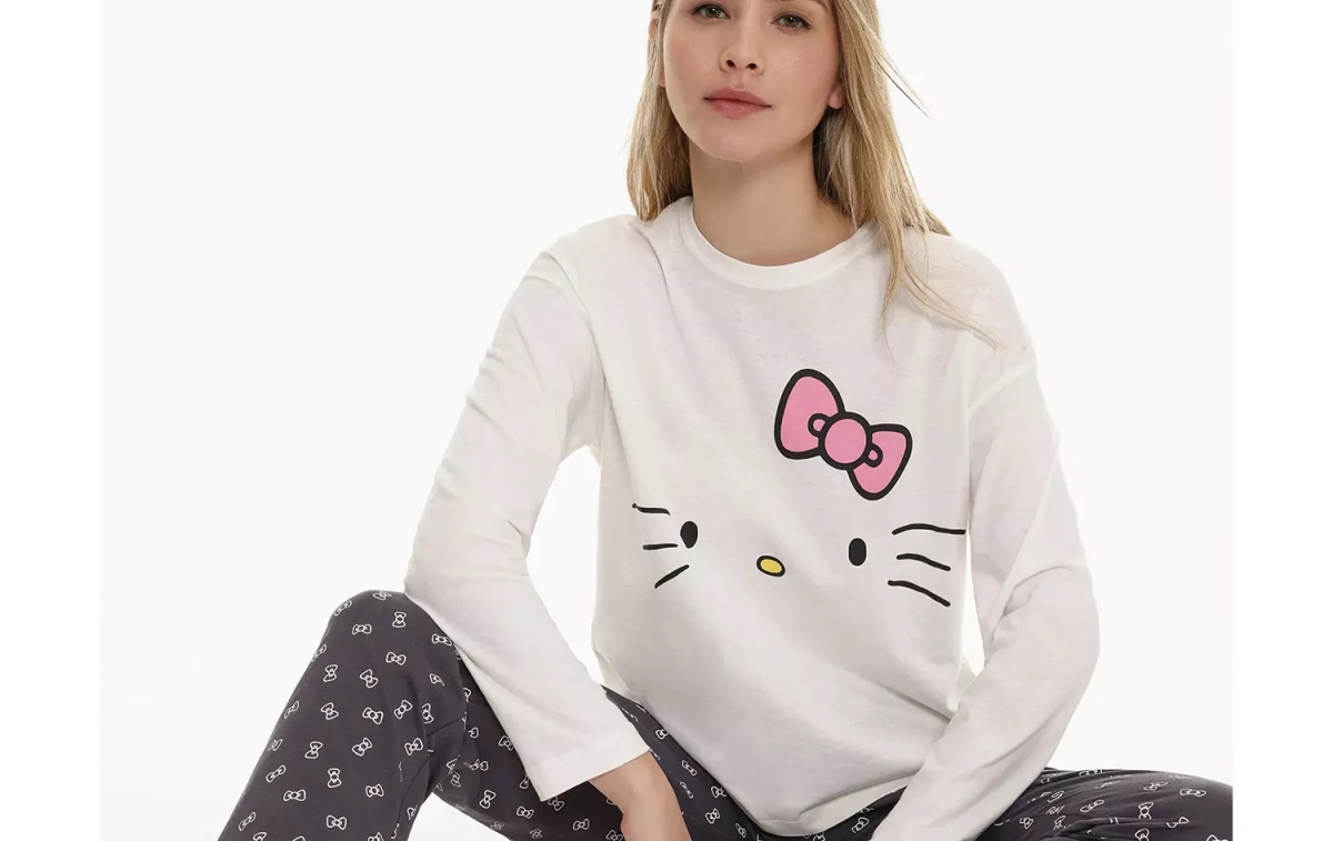 Una chica con un pijama de Hello Kitty / LEFTIES