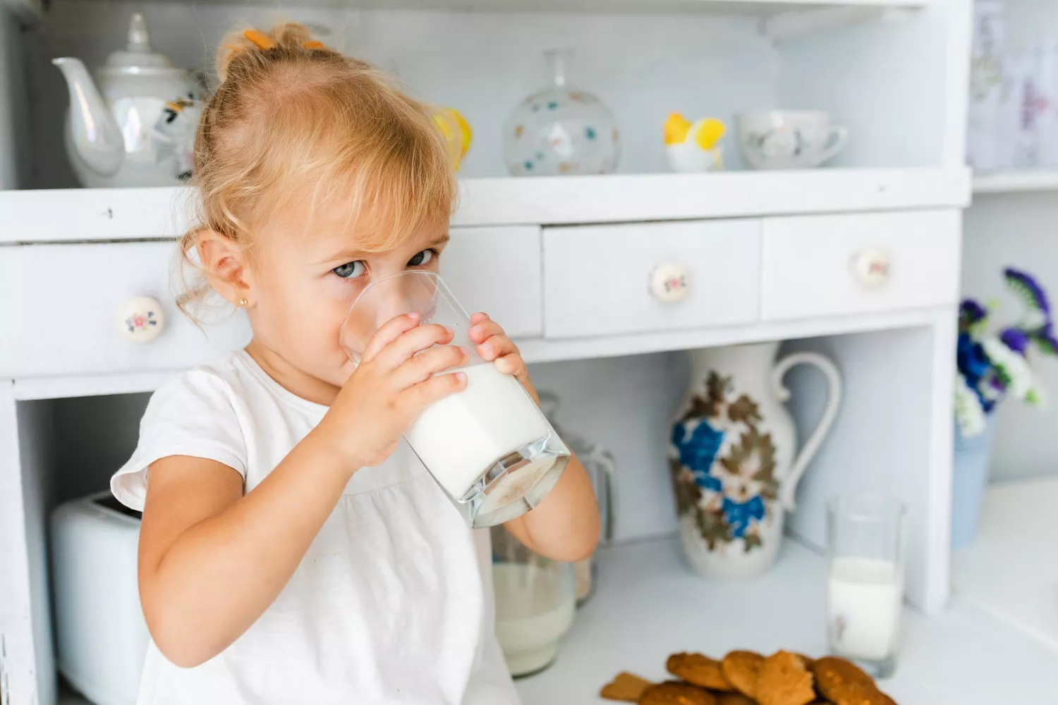 niña vaso de leche