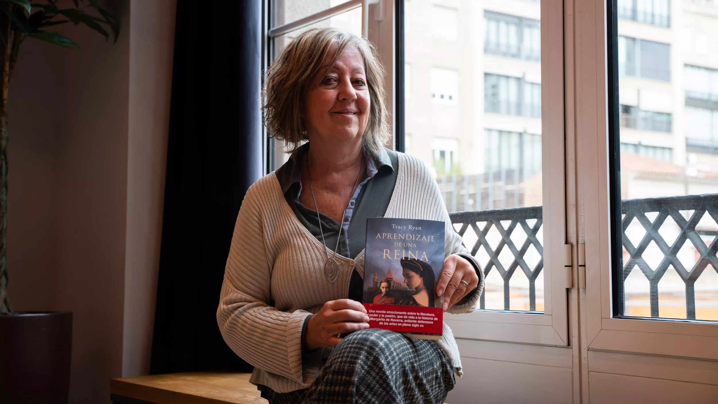 Mathilde Sommeregger, directora de Ediciones Maeva, con el libro 'Aprendizaje de una reina' en las manos  / LUIS MIGUEL AÑÓN