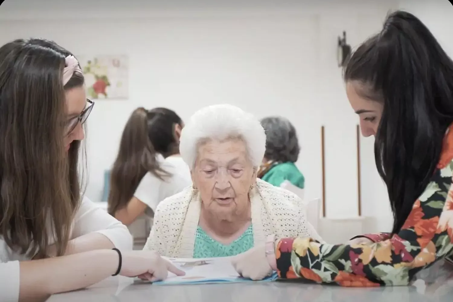 Una anciana con dos voluntarias de Adopta un abuelo ADOPTA UN ABUELO