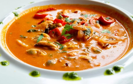  Sopa detox de repollo y tomate: ligera, reconfortante y nutritiva/ PEXELS