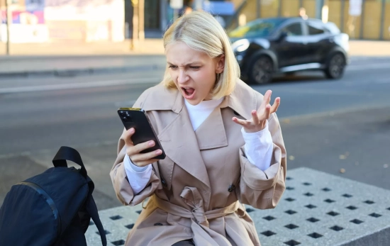 Una mujer observa su teléfono / FREEPIK - benzoix