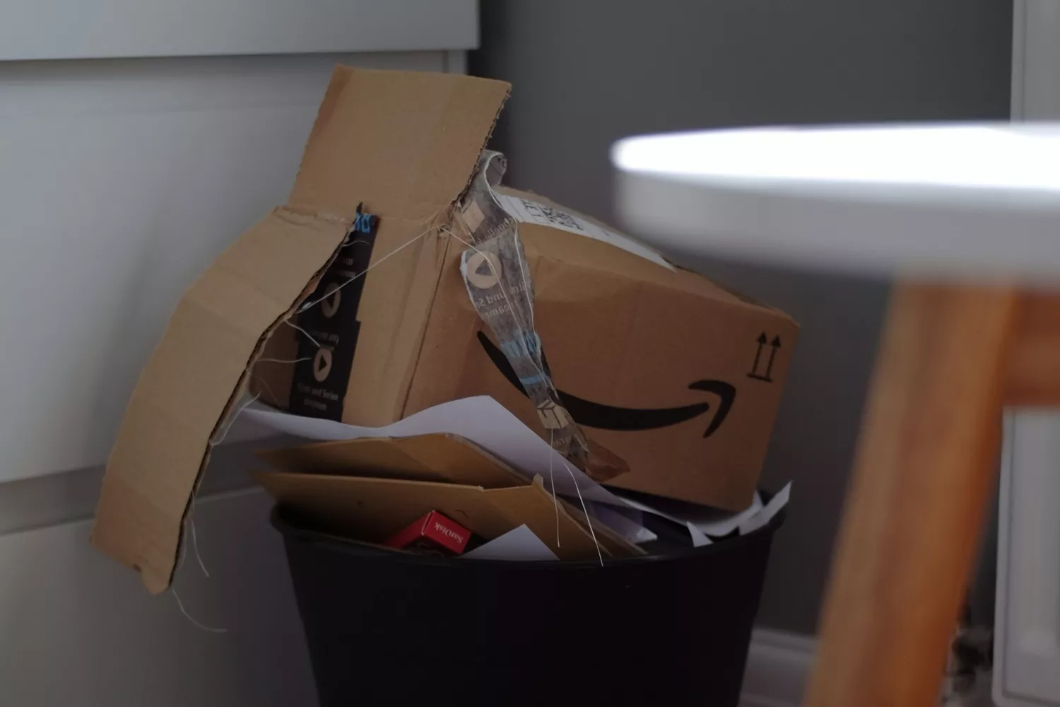 El paquete de uno de los envíos de Amazon en la basura / UNSPLASH