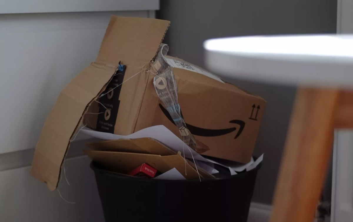 Una caja de Amazon en una basura / UNSPLASH