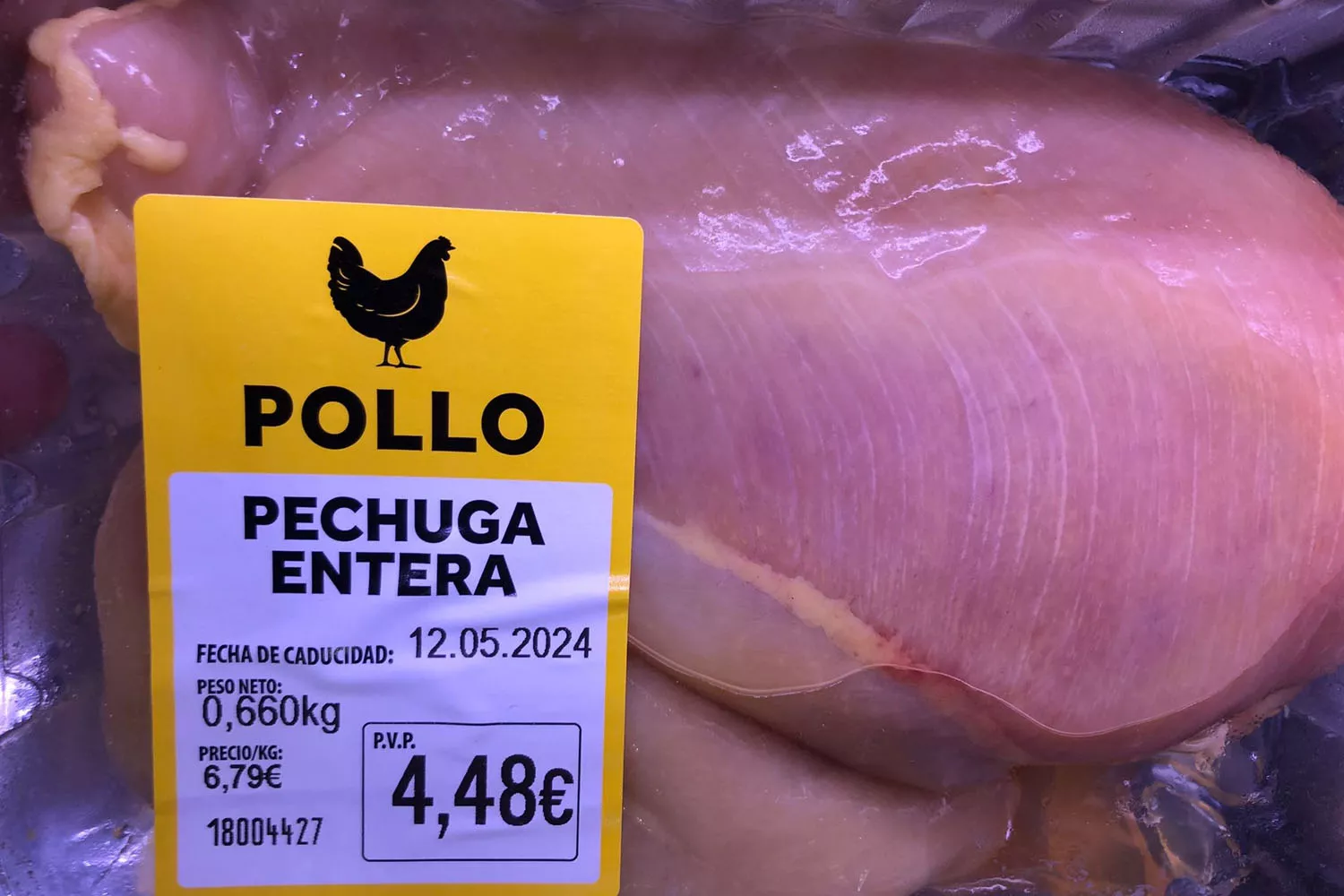 Una bandeja de pechuga de pollo de Lidl con estrías blancas / TEO CAMINO