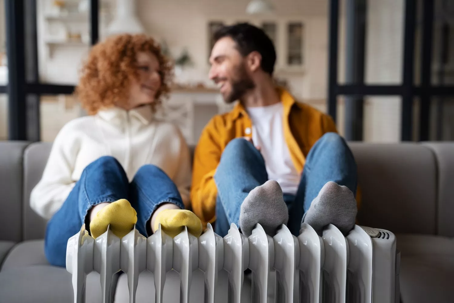 Una pareja junto a la calefacción en invierno / FREEPIK