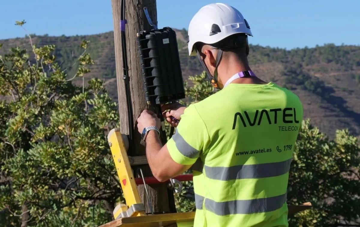 Un trabajador de Avatel / AVATEL