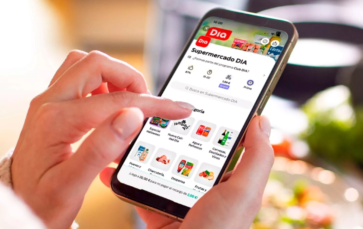 Una persona realiza una compra a través de la app de Dia / DIA
