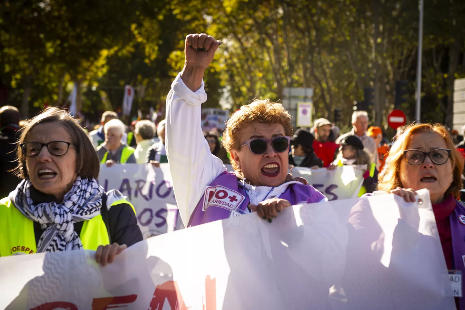 Decenas de personas durante la manifestación por las pensiones públicas, a 26 de octubre de 2024, en Madrid / JUAN BARBOSA - EP