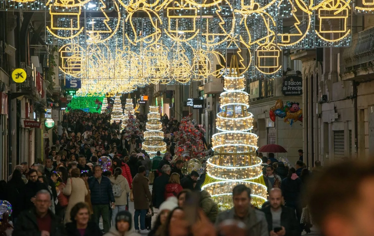 Varias personas pasean por el centro de la ciudad de Vigo para disfrutar de la iluminación navideña, a 17 de diciembre de 2022, en Vigo, Pontevedra / EUROPA PRESS - GUSTAVO DE LA PAZ