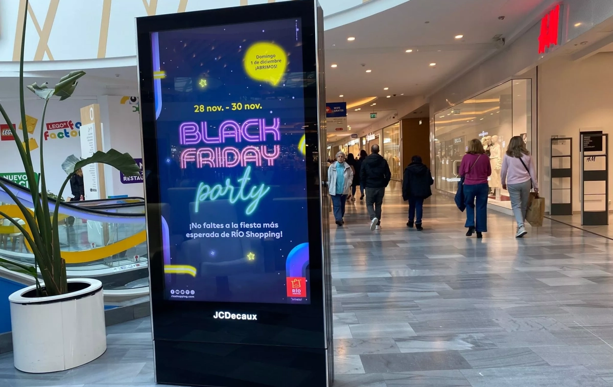 Un cartel anuncia ofertas de Black Friday en un centro comercial / EP - RÍO SHOPPING