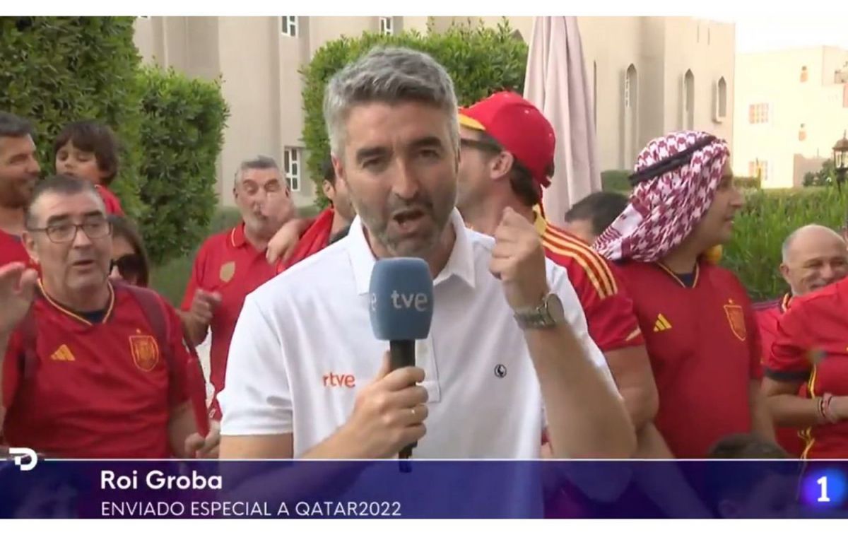 Un reportero con un polo de El Ganso / RTVE