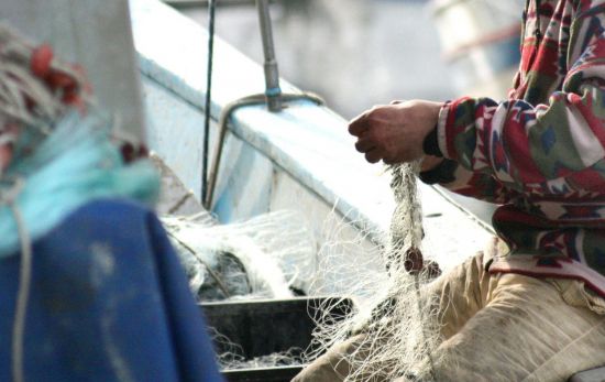 Un pescador que no puede sufragar los gastos debido a los límites y restricciones/ PEXELS