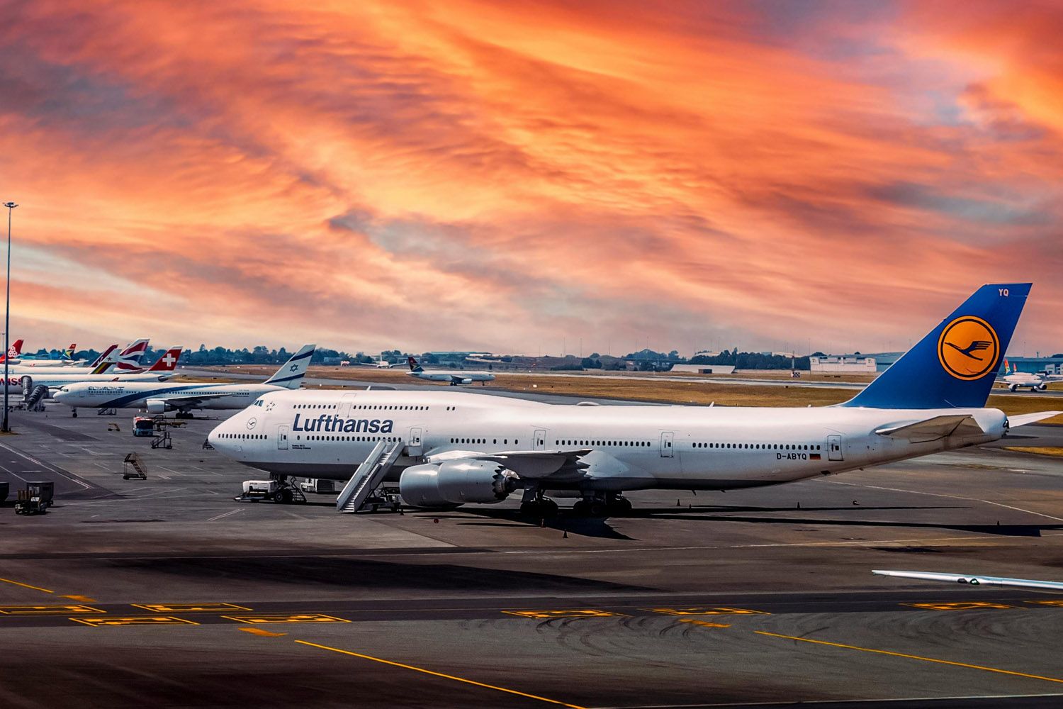 Aviones de Lufthansa y otras compañías en un aeropuerto / PEXELS