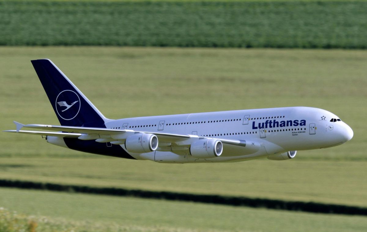 Un avión de Lufthansa sobrevuela unos campos / PEXELS