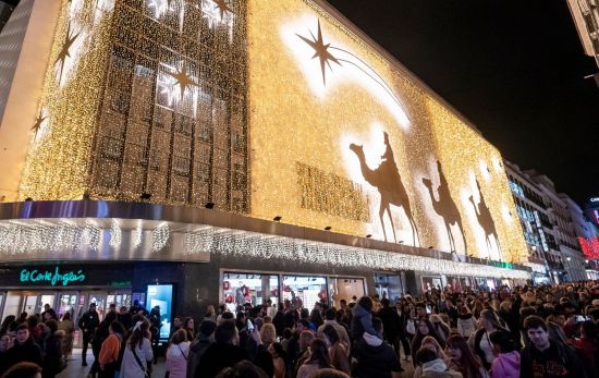 Fachada de un Corte Inglés de la capital el día del alumbrado / EuropaPress