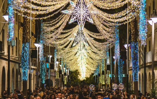 Una calle alumbrada en Málaga/ EuropaPress